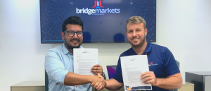 Jonathan Perez y Colin Sounder firman acuerdo