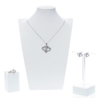 Set de aretes, cadena y anillo con dije de corazones
