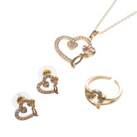 Set de aretes, cadena y anillo con dije de corazón y rosa
