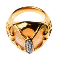 Anillo en color dorado con perla rosa incrustada