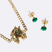 Set de aretes y cadena con dije de herradura