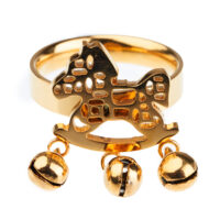 Anillo con caballo balancín y cascabeles en color dorado
