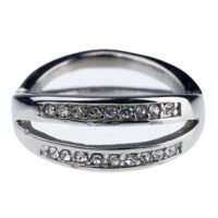 Anillo entrelazado con piedras brillantes en color plateado