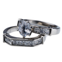 Anillo doble en color plateado con piedras brillantes