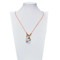 Collar naranja con dije de corazón brillante