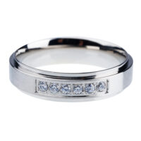 Anillo en con piedras brillantes