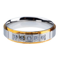 Anillo bicolor con piedras brillantes