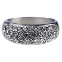 Anillo con piedras brillantes en color plateado